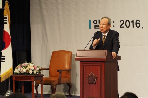 박 전 의장이 20대 초선 당선자들을 대상으로 강연하고 있다. 