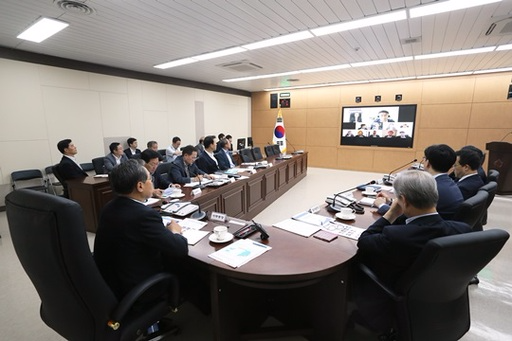 우윤근 총장이 월례 기관장 회의를 주재하고 있다.