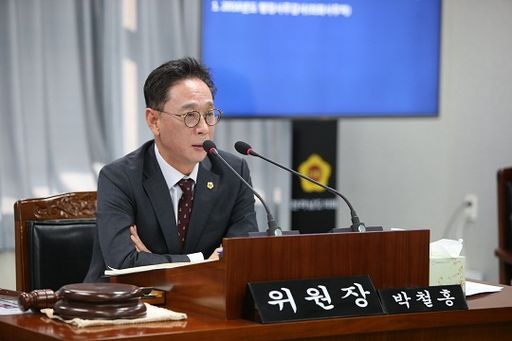 박철홍 의회운영위원장이 운영위 회의에서 발언하고 있다. 