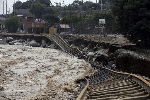 홍수로 인해 끊어진 페루지역의 철도 모습