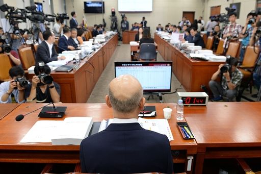 이효성 방송통신위원회 위원장 후보자가 19일 국회 인사청문회에 출석해 의원들의 질의에 답하고 있다