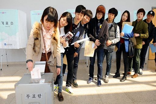 지난 19대 국회의원 선거에서 대학생들이 소중한 한 표를 행사하고 있다.