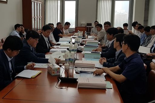 20일 교문위 소회의실에서 '결산 예비검토'를 하고 있는 모습 