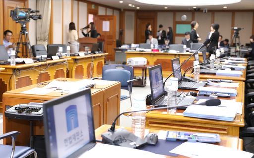 ​헌법재판소에 대한 국정감사가 열린 13일 오전 서울 종로구 헌재에서 김이수 헌재소장 권한대행의 자격문제에 대한 여야의 다툼으로 정회되고 있다. 