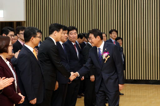 ​김교흥 신임 국회 사무총장이 인사말을 마친 후 직원들과 일일이 악수를 나누고 있다.