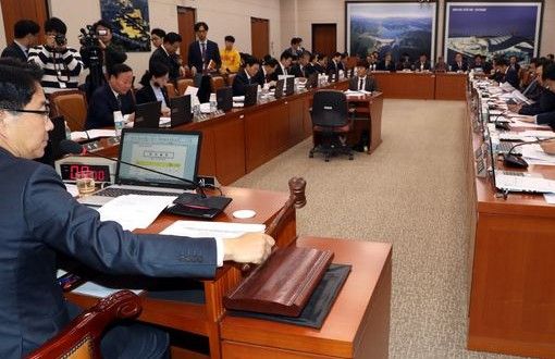 ​ 9일 서울 영등포구 여의도 국회에서 진행된 국토교통위원회 전체회의를 조정식 위원장이 주재하고 있다.