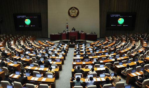 ​2월 28일 국회 본회의에서 근로시간을 단축하는 내용의 '근로기준법 일부개정법률안'이 의결되고 있는 모습.