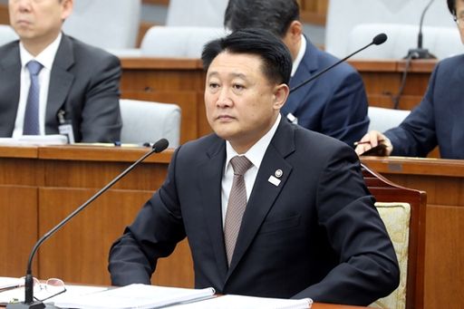 6일 국회 사법개혁특별위원회에 이철성 경찰청장이 참석해 앉아 있다