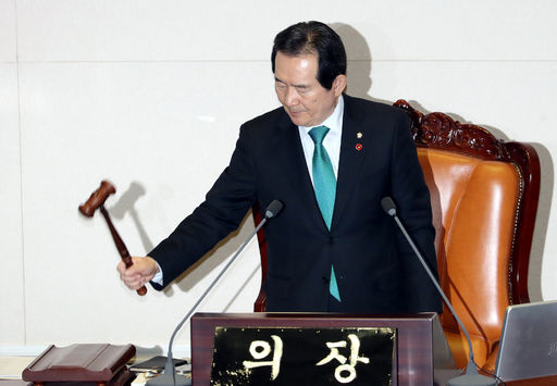 지난달 30일 서울 여의도 국회에서 열린 본회의장에서 정세균 국회의장이 법안을 처리하고 있다. 