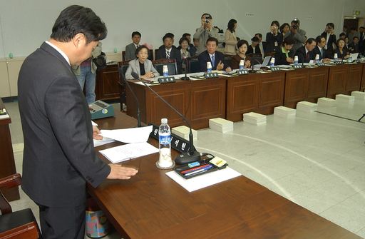 지난 2004년 10월 식약청에서 열린 보건복지위원회 국정감사. 이석현 위원장이 의사봉이 준비되어 있지 않자 손바닥으로 책상을 두드리며 국적감사 시작을 선포하고있다. 