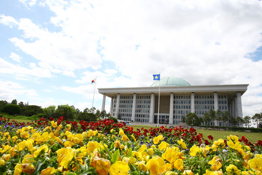 색색깔의 꽃이 가득한 국회 잔디마당의 모습
