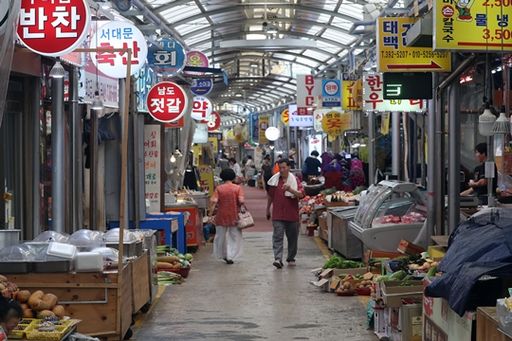 무더위가 계속되는 가운데 17일 서울 시내의 전통시장이 썰렁한 모습을 보이고 있다. 상가건물임대차보호법 개정안이 통과될 경우 전통시장도 권리금 보호의 적용을 받을 수 있다