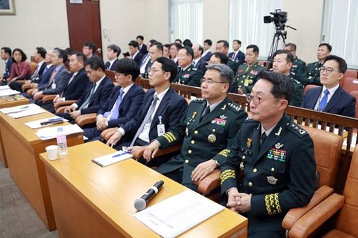 24일 국방부 관계자들이 국방위 전체회의 업무보고에 참석하고 있다