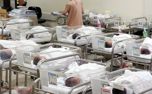 산부인과 신생아실의 모습. 통계청이 지난 8월 발표한 '2017년 출생통계'에 따르면 지난해 출생아 수는 35만7800명으로 전년보다 4만8500명(11.9%)이 감소했다.