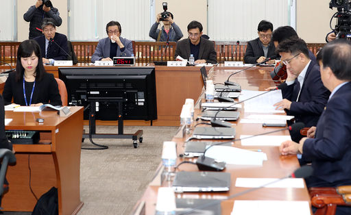 국회정치개혁특별위원회 '정치제도 개혁' 관련 공청회가 21일 여의도 국회에서 열린 가운데 진술인들이 의원들의 질의에 답하고 있다. 