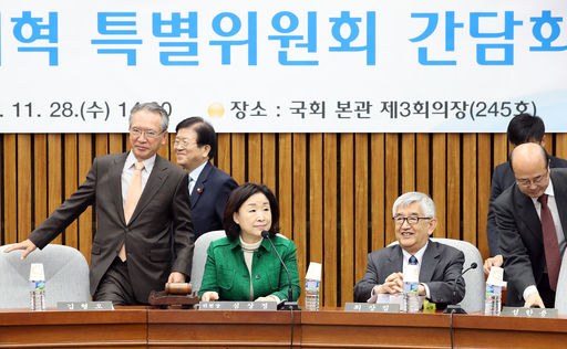 28일 서울 여의도 국회에서 열린 정치개혁 특별위원회 간담회에서 자문위원으로 참석한 김형오 전 국회의장이 자리에 앉고 있다. 

