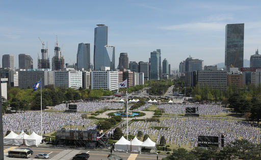 지난 4월 21일 오후 서울 국회의사당 잔디광장에서 열린 태권도 월드기네스 도전행사인 '태권도 평화의 함성'에서 8000명의 참가자들이 단체 태권도 품새를 선보이고 있다. 