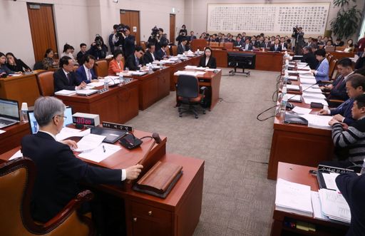 27일 오후 서울 여의도 국회 본청 법제사법위원회 회의실에서 열린 전체회의에서 여상규 위원장이 의사봉을 두드리고 있다.