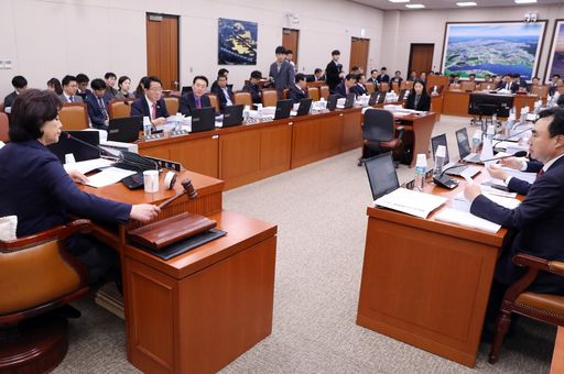 28일 서울 여의도 국회에서 열린 국토교통위원회 전체회의에서 박순자 위원장이 의사봉을 두드리고 있다. 