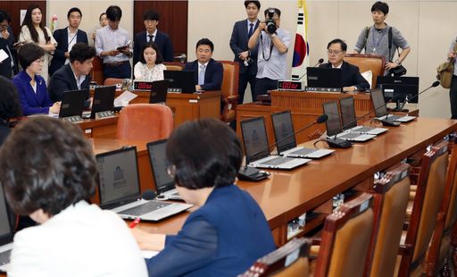 21일 오전 서울 여의도 국회에서 열린 국회 보건복지위원회 전체회의가 이명수 위원장을 제외한 자유한국당 의원들이 불참한 가운데 열리고 있다. 