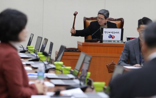 김학용 국회 환경노동위원장이 16일(월) 열린 전체회의를 주재하고 있다.(사진=뉴시스)