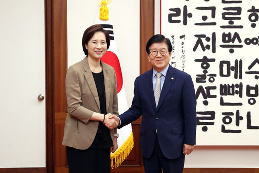 박병석(오른쪽) 국회의장이 23일(화) 의장집무실을 예방한 김사열 국가균형발전위원장과 기념사진을 찍고 있다.(사진=국회사무처 사진팀)