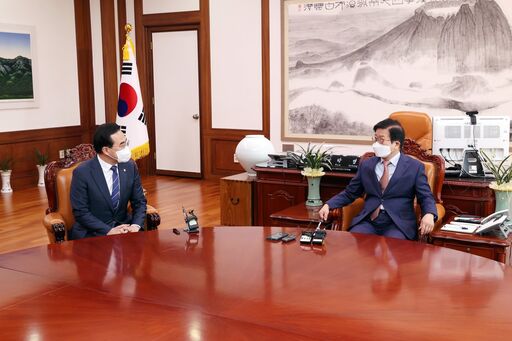 박병석 국회의장이 28일(월) 의장집무실을 예방한 박홍근 더불어민주당 신임 원내대표와 주먹인사를 하고 있다.(사진=김진원 촬영관)