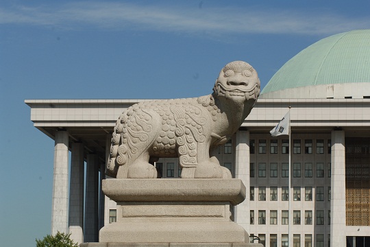 국회 정문 안 쪽에 위치한 해태상