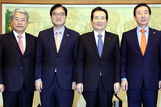 8일 국회에서 진행된 국회의장-3당 원내대표 회동에서 정세균 의장과 참석자들이 기념촬영을 하고 있다. 왼쪽부터 김동철 국민의당 원내대표, 우원식 더불어민주당 원내대표, 정세균 의장, 김성태 자유한국당 원내대표