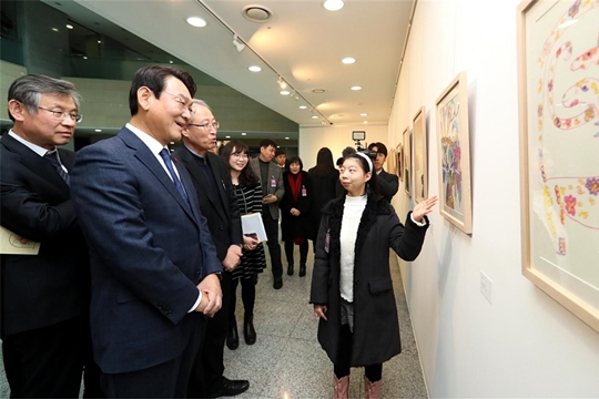 8일 국회의원회관 1층 아트갤러리에서는 서번트 증후군을 겪고 있는 작가들의 전시회 '그림으로 세상에 나오다2'가 개최됐다. 사진은 강예진 작가(우측 첫번째)가 본인의 그림을 김교흥 국회 사무총장(좌측 첫번째)에게 설명하고 있는 모습