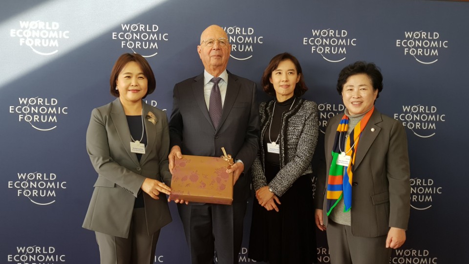 ​15일(현지시간) 스위스 제나바 세계경제포럼(WEF) 본부에서 열린 국회 4차산업혁명포럼과 WEF의 업무협약(MOU)식에서 송희경(왼쪽부터) 자유한국당 의원과 클라우스 슈밥 WEF 회장, 박경미 더불어민주당 의원, 신용현 국민의당 의원이 기념사진을 찍고 있다.(사진=국회 4차산업혁명포럼 제공)