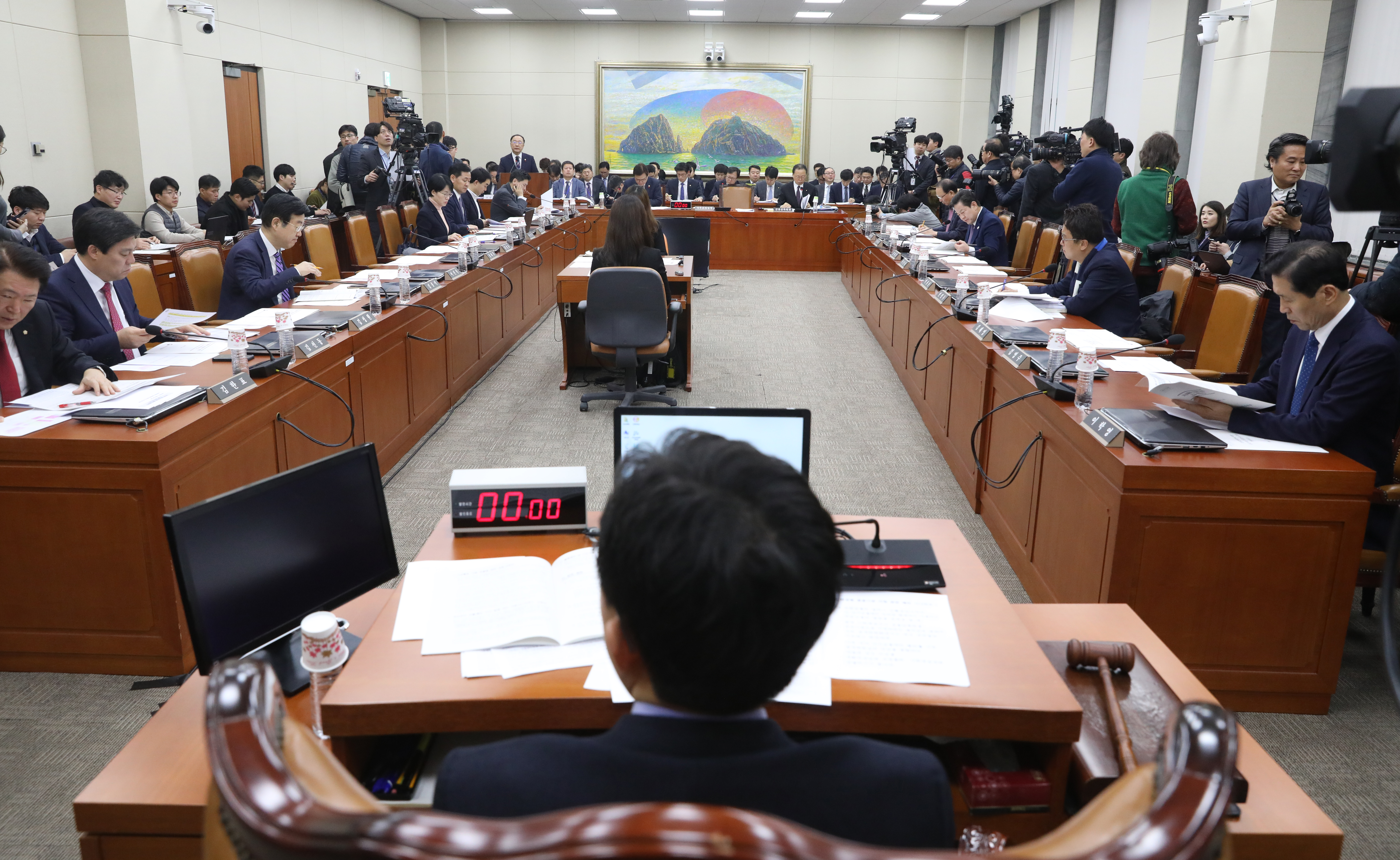 18일(목) 서울 여의도 국회에서 정무위원회 전체회의가 열리고 있다. 