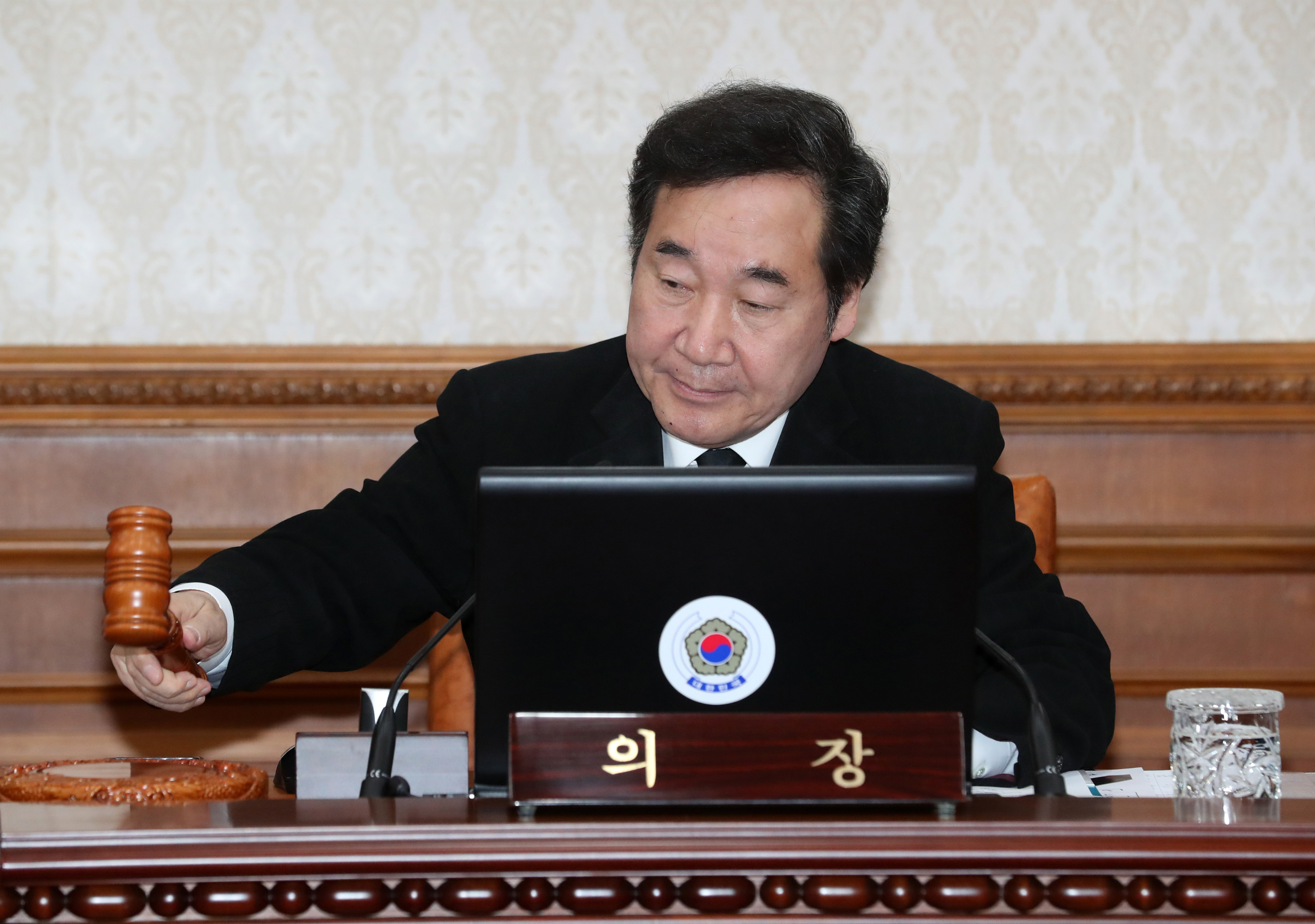origin_대통령개헌안국회접수…국회표결60일카운트다운시작.jpg