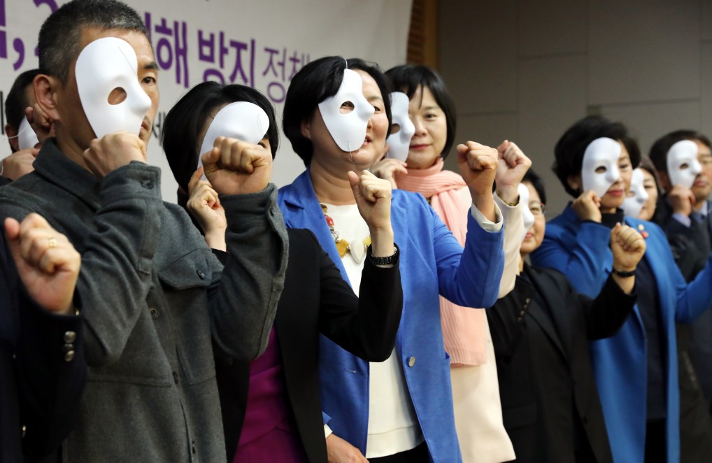 이정미 정의당 대표와 남인순 국회 여성가족위원장, 정현백 여성가족부 장관 및 참석자들이 27일 오전 서울 영등포구 여의도 국회 의원회관에서 열린 전국미투생존자연대 발족식 및 권력형 성폭력 2차 

피해 방지 정책 제안 세미나에서 성폭력 피해자들을 위한 퍼포먼스를 펼치고 있다. 