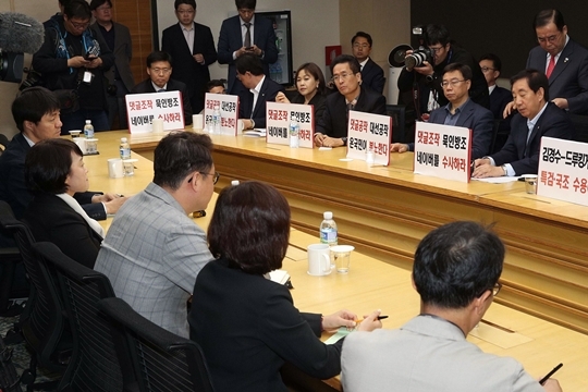 자유한국당 김성태 원내대표 등 의원들이 25일 드루킹 댓글조작 사건과 관련해 네이버 본사를 찾아 네이버 한성숙 대표이사 등 경영진을 만나 항의하고 있다
