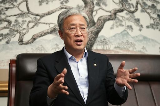 유성엽 의원이 국회뉴스ON과의 인터뷰에서 손짓을 하며 설명하고 있다.(사진=유윤기 촬영관)