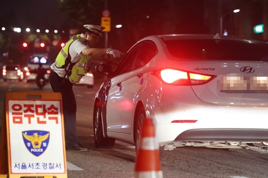 6월 29일 오후 서울 서초구 양재동 인근에서 경찰이 음주단속을 하고 있다