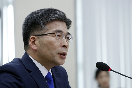 민갑룡 경찰청장 후보자가 23일 국회 행정안전위원회 회의실에서 열린 인사청문회에서 의원 질의에 답하고 있다