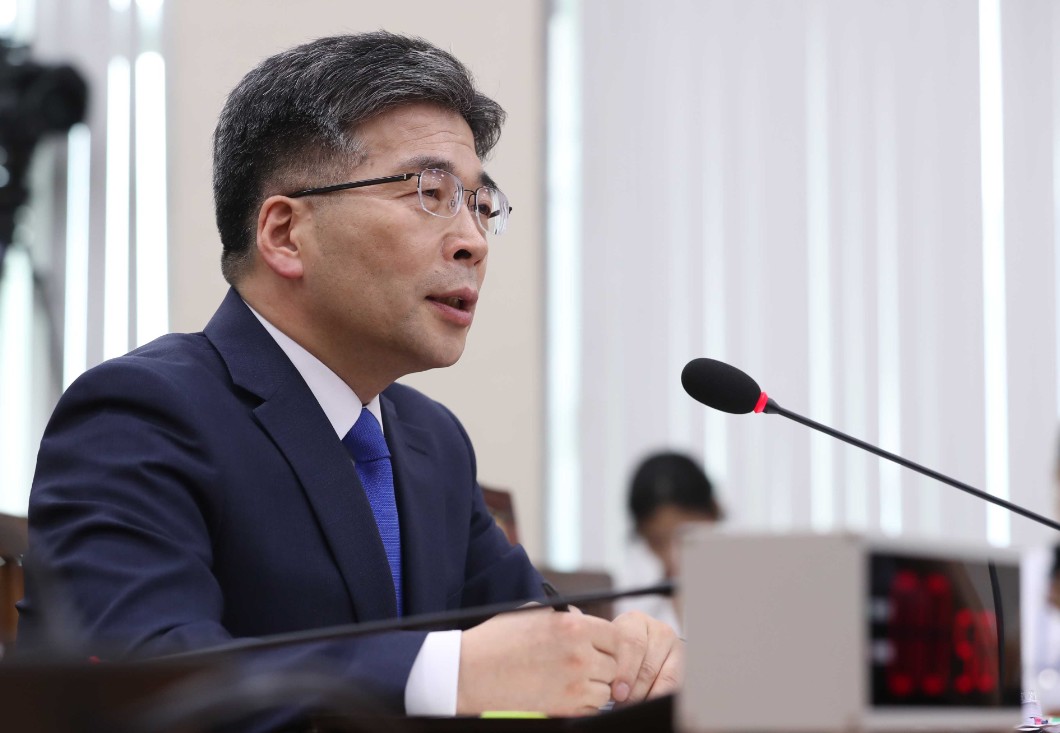 민갑룡 경찰청장 후보자가 23일 국회 행정안전위원회 회의실에서 열린 인사청문회에서 의원 질의에 답하고 있다
