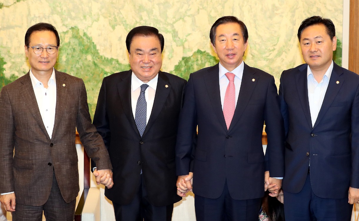 ​문희상 국회의장이 13일 의장접견실에서 열린 교섭단체 정례회동에서 모두발언 이후 기념사진을 찍고 있다. 좌측부터 홍영표 더불어민주당 원내대표, 문희상 국회의장, 김성태 자유한국당 원내대표, 김관영 바른미래당 원내대표.