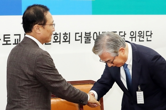 김효준 BMW코리아 회장(우측)이 13일 더불어민주당 BMW화재 관련 긴급간담회에 참석해 연이은 차량화재 사건과 관련해 홍영표 원내대표에게 고개 숙여 사죄하고 있다