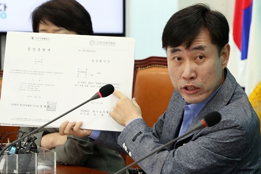 바른미래당 하태경 최고위원이 7일 최고위원회의에서 2016년 예술요원 병역면제 전수조사 결과 자료를 들어보이며 병역특례제도 관련 모두발언을 하고 있다