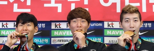 2018 자카르타-팔렘방 아시안게임에서 금메달을 획득한 대한민국 축구대표팀의 손흥민(왼쪽부터), 황의조, 조현우가 3일 오전 인천국제공항을 통해 귀국, 기념촬영을 하고 있다.