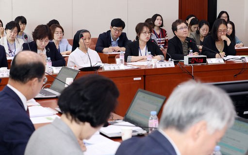 10일 국회 여성가족위원회 전체회의에서 '여성폭력방지기본법안'과 '데이트폭력 등 관계집착 폭력행위의 방지 및 피해자 보호에 관한 법률안', '데이트폭력방지 및 피해자보호 등에 관한 법률안'에 대한 공청회가 열리고 있다.