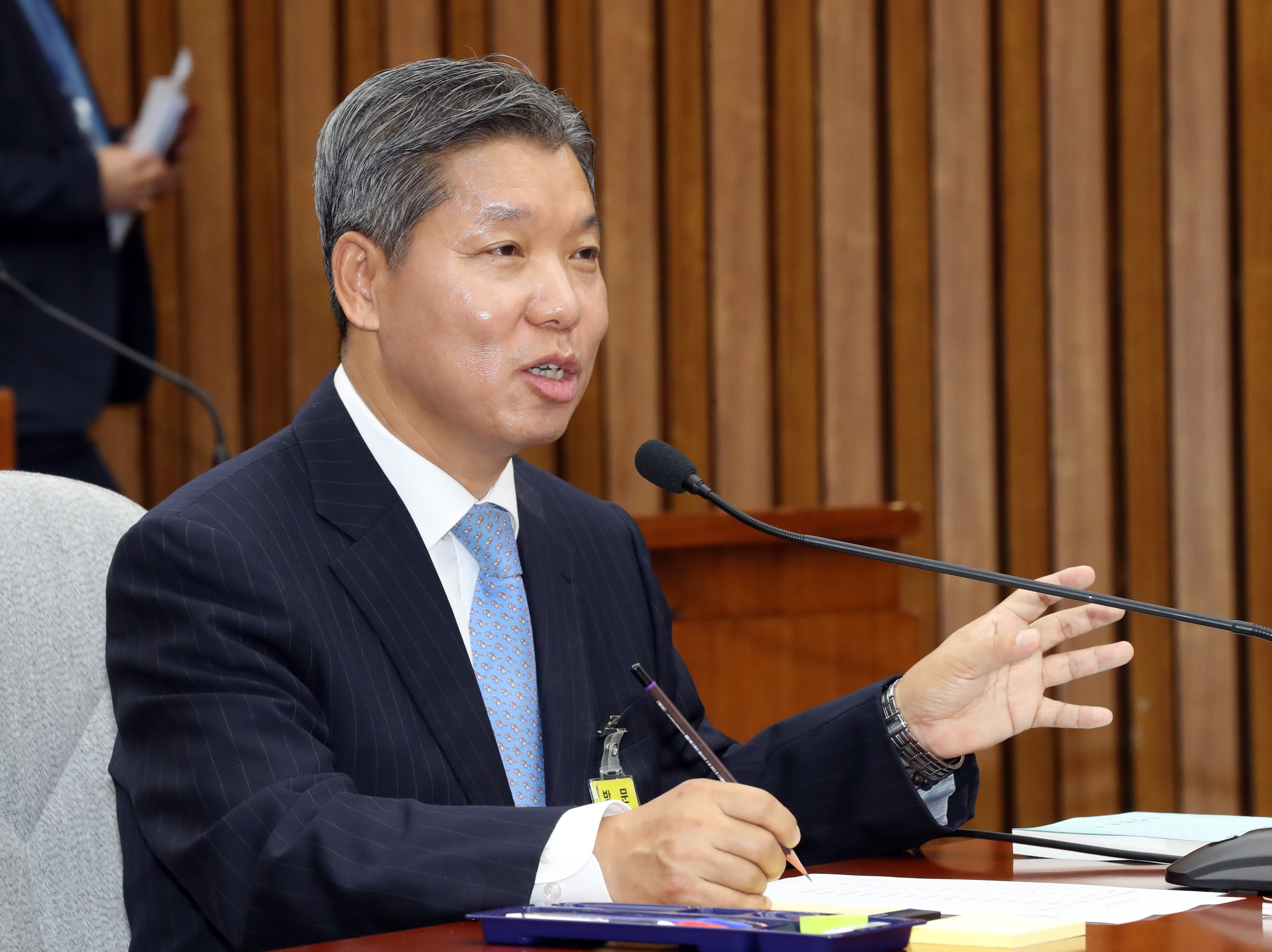 11일 오전 서울 영등포구 여의도 국회에서 진행된 헌법재판소 재판관(후보자 이영진) 선출안 심사를 위한 인사청문회에서 이영진 후보자가 의원 질의에 답변하고 있다. 