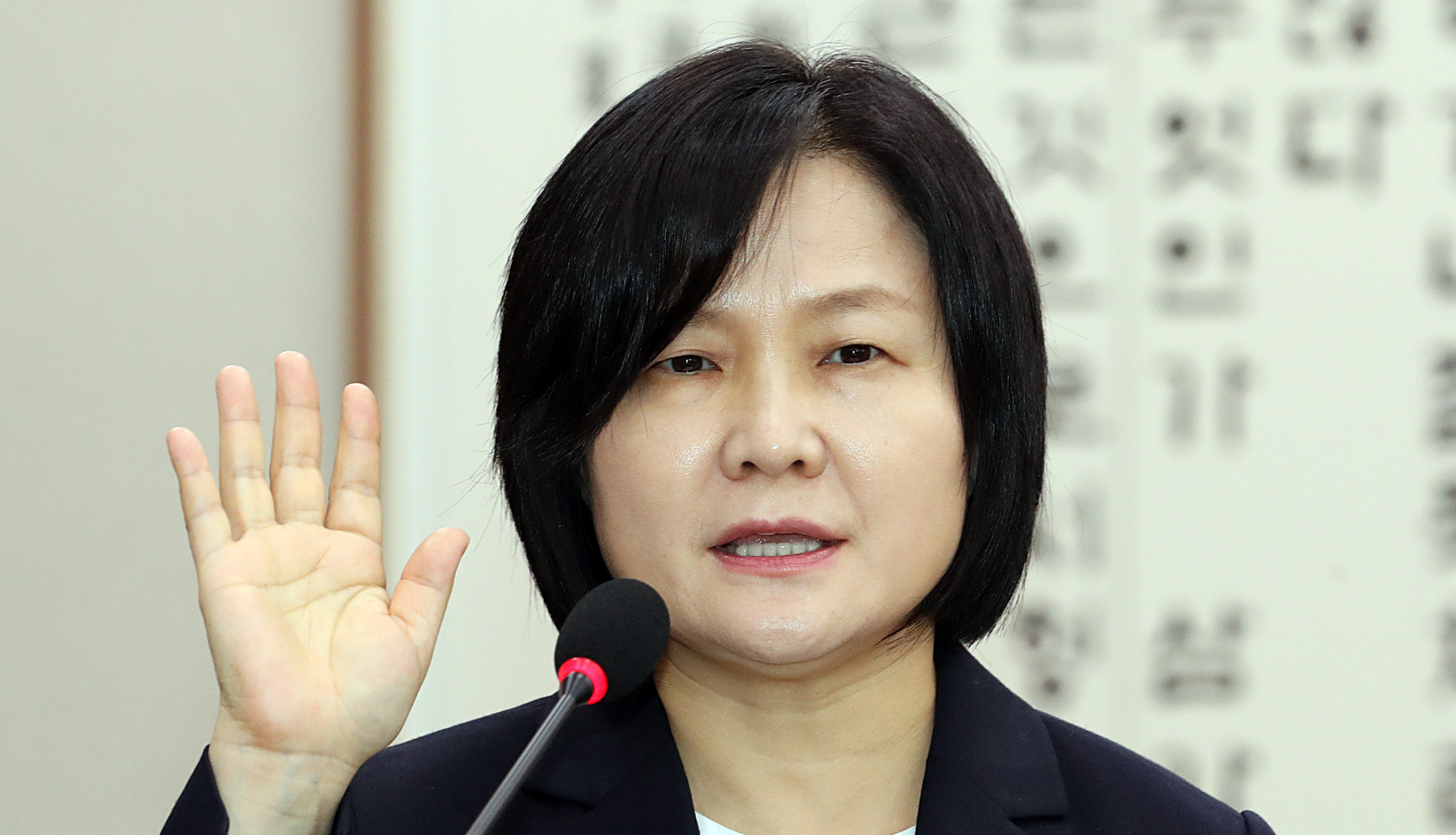 11일 오전 서울 여의도 국회에서 열린 법사위원회 전체회의 이은애 헌법재판관 후보자 인사청문회에 출석한 이 후보자가 선서를 하고 있다.