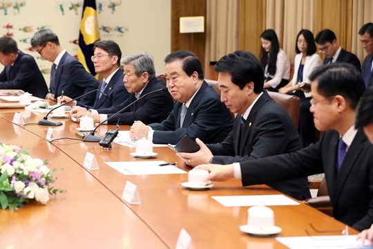 문희상 국회의장이 12일(수) 국회 혁신자문위원회를 출범시키면서 위원들과 환담을 나누고 있는 모습(사진=김지범 촬영관)