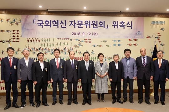 문희상(오른쪽에서 6번째) 국회의장이 국회혁신자문위원회 위촉식 후 위원들과 기념사진을 찍고 있다