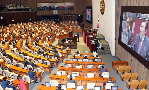 13일 오전 서울 영등포구 여의도 국회에서 진행된 제364회 국회 정기회 제5차 본회의에서 조명균 통일부 장관이 김무성 자유한국당 의원의 정치분야 대정부 질문에 답변하고 있다. 