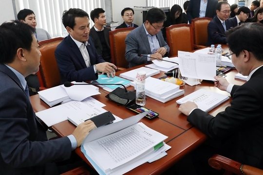 지난해 11월 21일 국회 법제사법위위원회 소회의실에서 금태섭(왼쪽) 제1소위원장을 비롯한 위원들이 고위공직자범죄수사처 등 관련 법안 심사를 위해 모여 있다